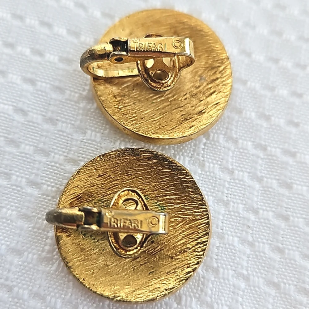Vintage Crown Trifari White Enamel Gold Tone Round Clip On Earrings